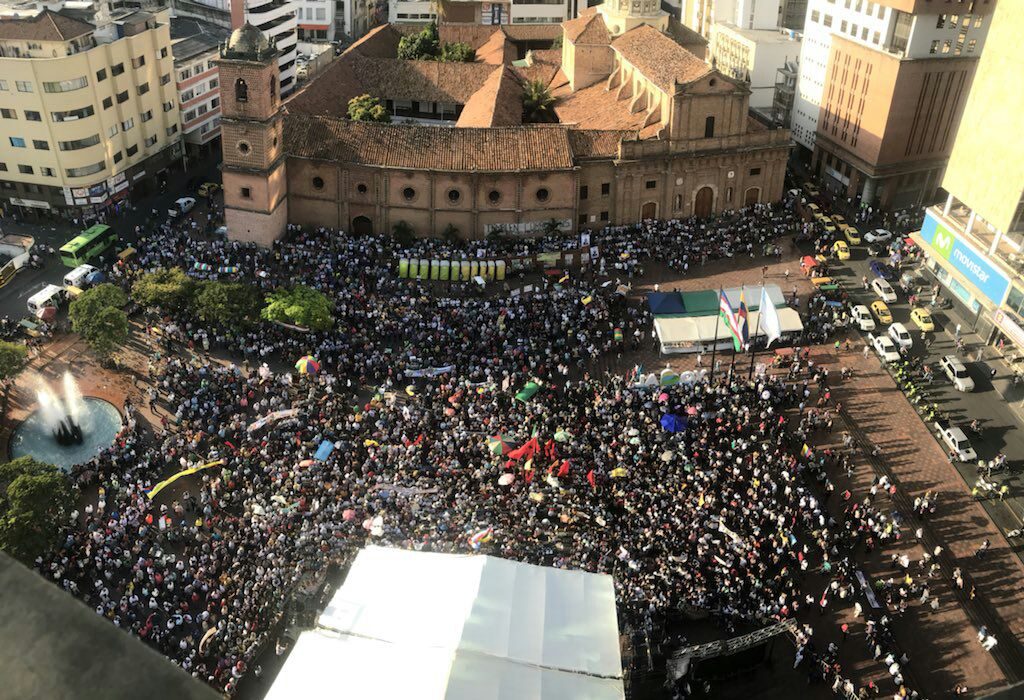 Multitudinaria aceptación del precandidato PETRO en Cali.