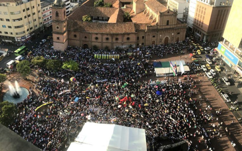 Multitudinaria aceptación del precandidato PETRO en Cali.
